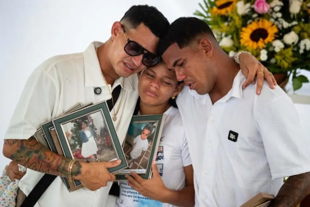 Leonardo Suárez (i) fue captado este 3 de julio al llorar durante el funeral de su mamá, su esposa, sus dos hijas y un sobrino, así como a la abuela de su mujer, víctimas de los terremotos del pasado 24 de junio, en Catia La Mar. Foto: EFE