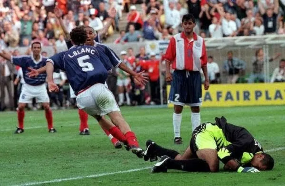 Blanc ya anotó el gol, Chilavert en el suelo y Paraguay fue eliminada en 1998. Foto. Caja Chica