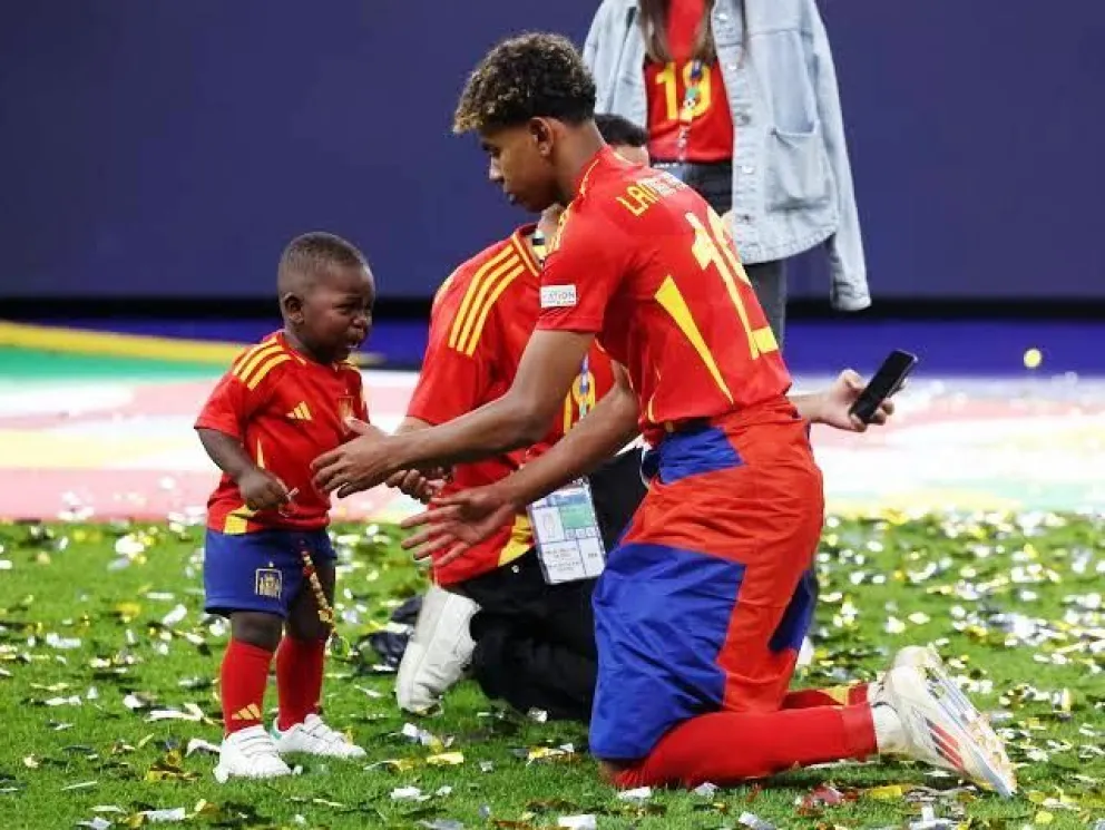 Yamal junto a su hermano en uno de los partidos de España. Foto: UH