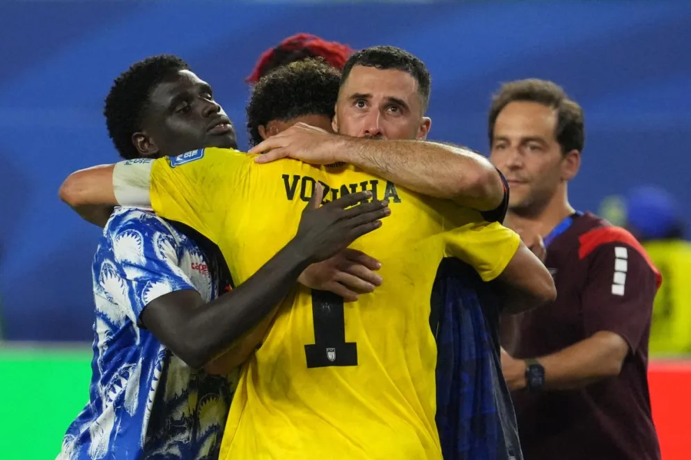 El guardameta Vozinha (c) de Cabo Verde junto a sus compañeros del seleccionado. Foto: EFE
