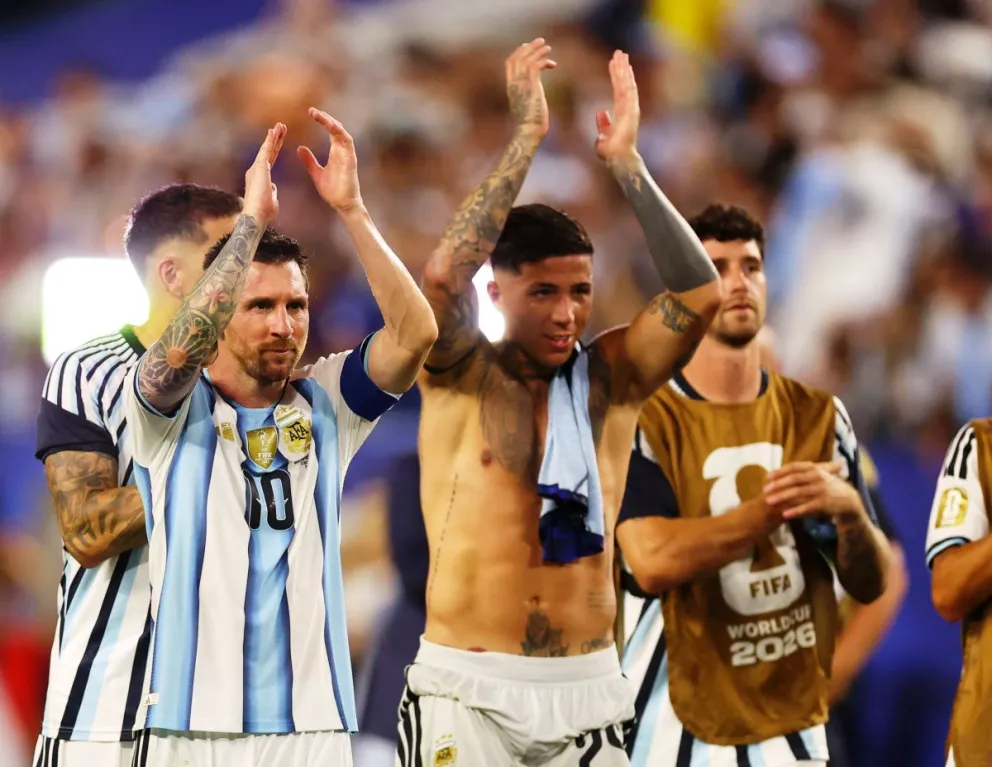 Los argentinos celebran con su hinchada al final del compromiso. Foto: BR
