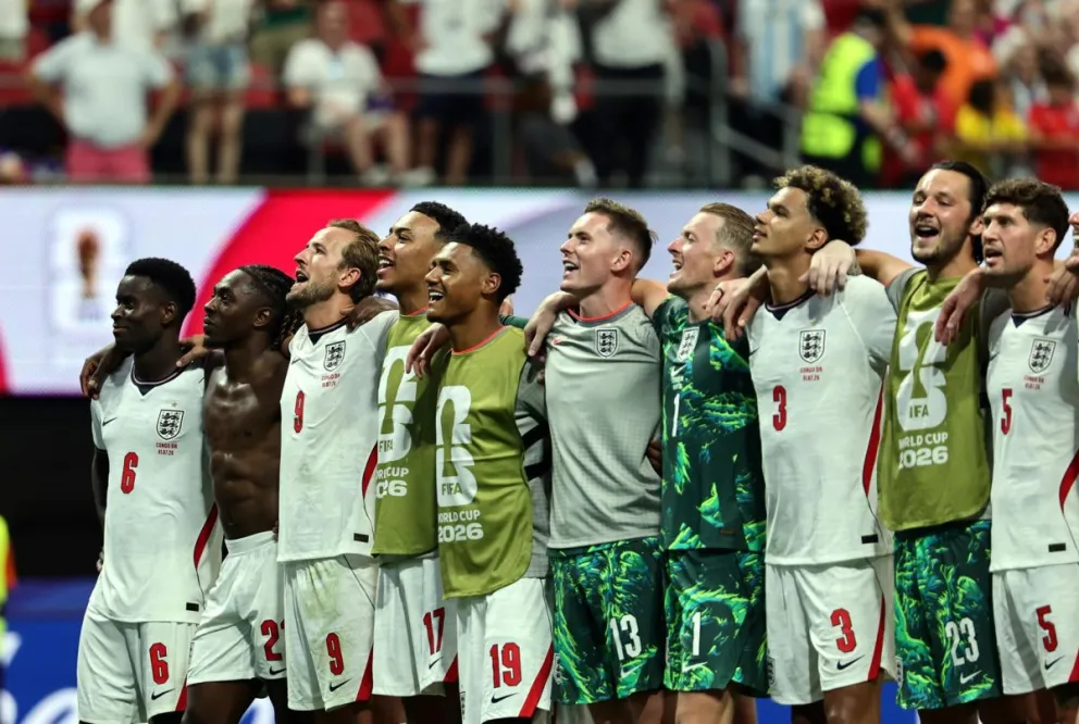 Jugadores de Inglaterra celebran juntos el triunfo sobre República Democrática del Congo (2-1). Foto: EFE