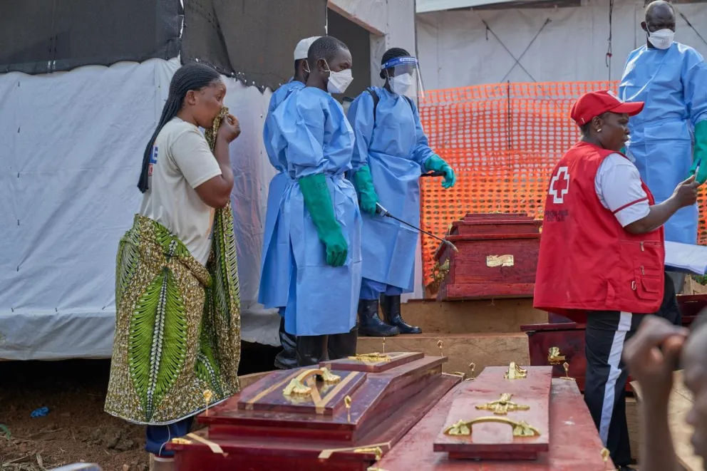 Familiares de víctimas del ébola recogen los cuerpos en el hospital de Mongbwalu, Ituri, República Democrática del Congo, en una imagen del 26 de junio de 2026. Foto: EFE