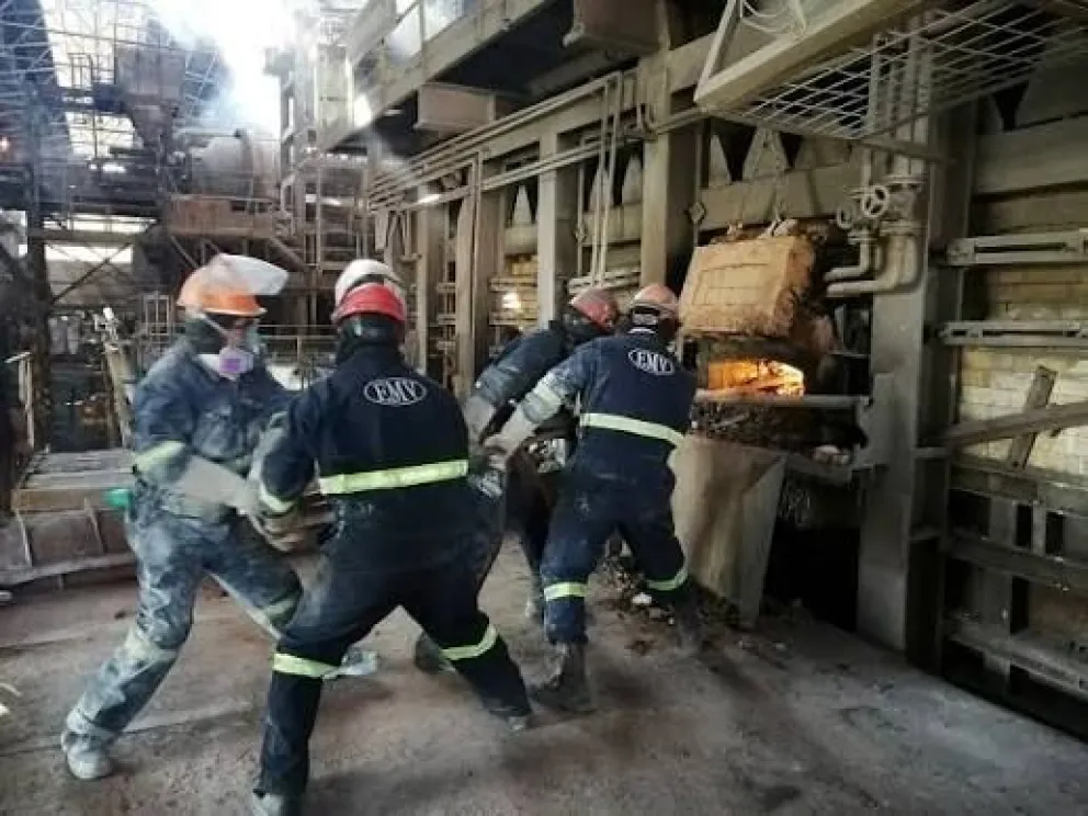 Trabajadores de la Empresa Metalúrgica Vinto. Foto ABI.