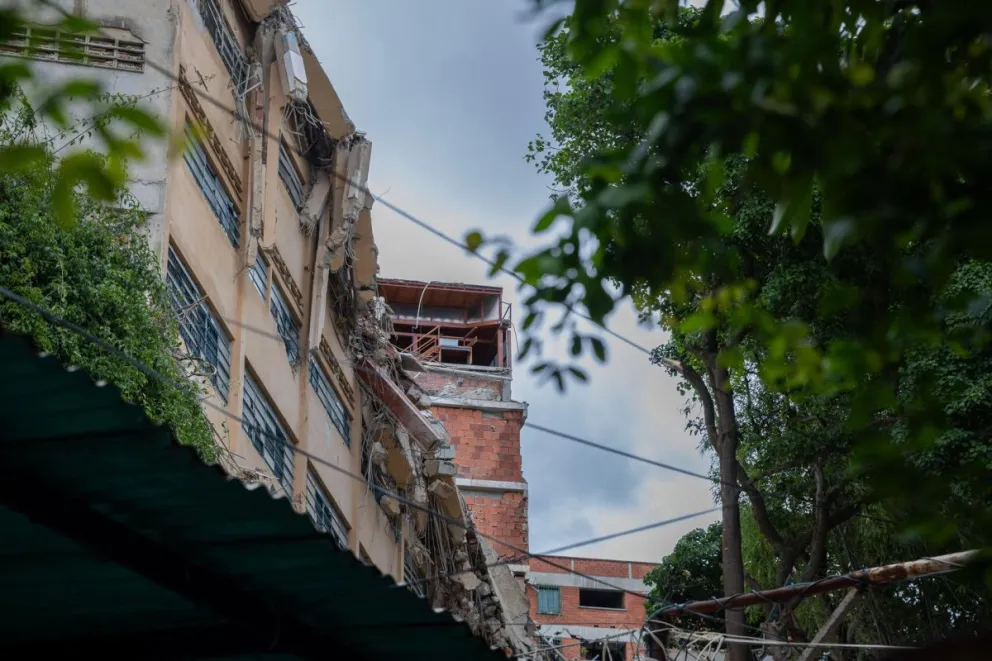 Fotografía que muestra un edificio del Colegio Agustiniano San Judas Tadeo que colapsó sin dejar ningún fallecido, nueve días después de los terremotos de magnitud 7,2 y 7,5 que han causado al menos 2.645 muertes, este viernes en Caracas (Venezuela). EFE
