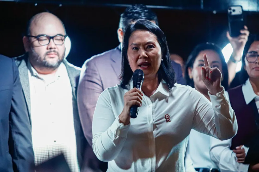 La presidenta electa de Perú, Keiko Fujimori (c), da su primer discurso tras ser declarada presidenta electa de Perú por parte del Jurado Nacional de Elecciones este viernes, en Lima (Perú). EFE