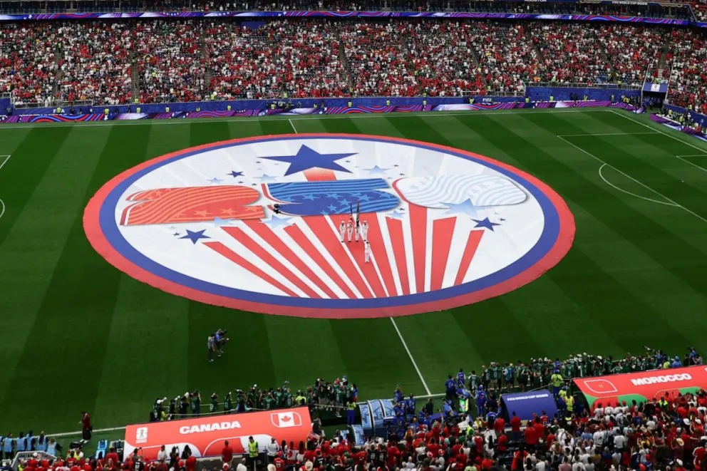 Lona especial en el campo del NRG Stadium de Houston en los prolegómenos del duelo de octavos de final del Mundial entre Canadá y Marruecos. Foto: EFE
