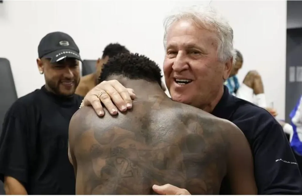 Zico abraza a Vinícius en el vestuario de la Canarinha. Foto: FIFA