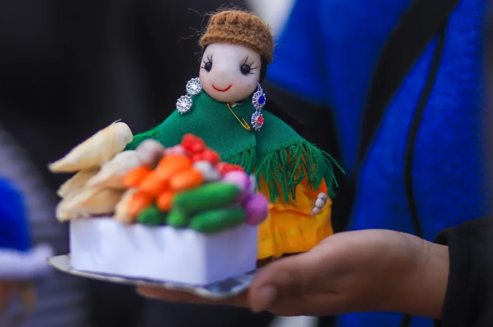 Una persona sostiene una artesanía en miniatura durante una feria este sábado en La Paz (Bolivia). EFE