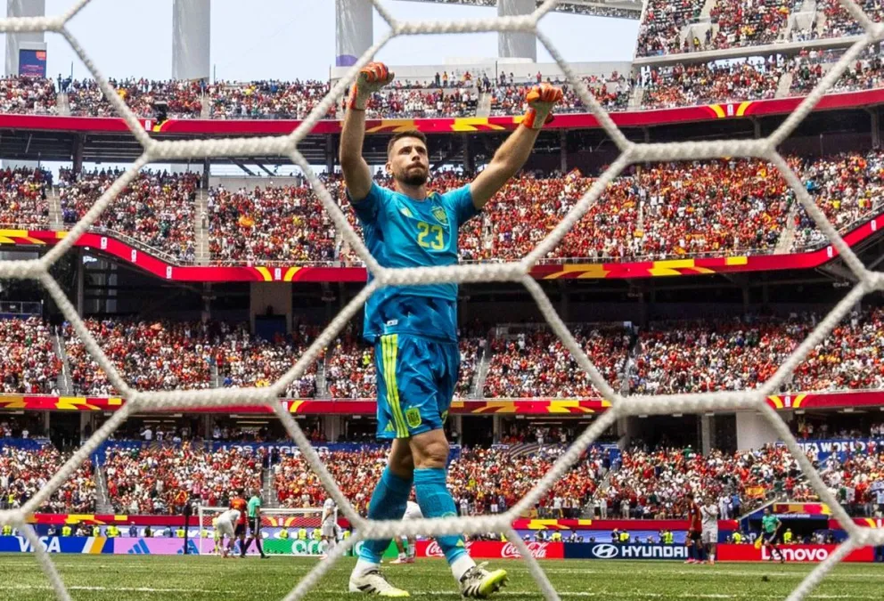 El guardameta español celebra con la afición uno de los goles de su elenco. Foto: EC