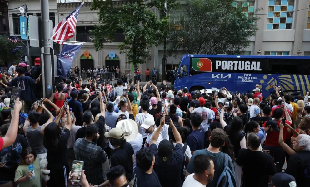 Aficionados reciben a la selección de Portugal a su llegada al hotel de concentración en Dallas. Foto: EFE
