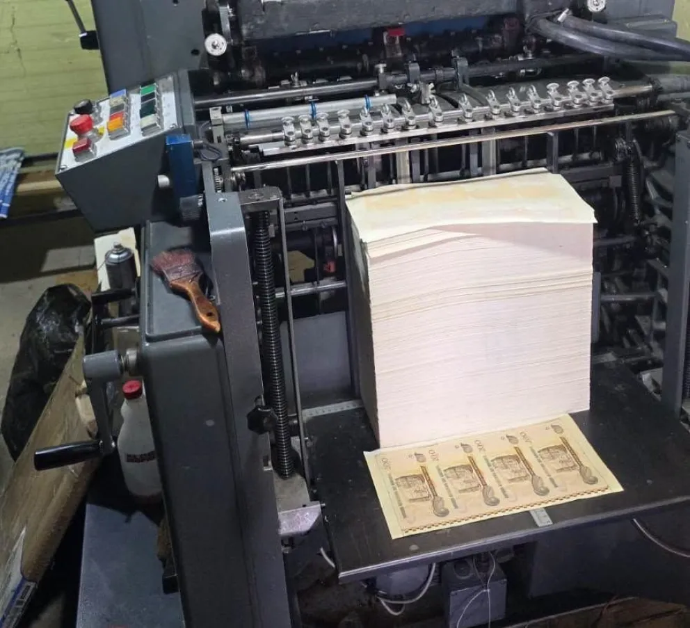 Máquina de prensado encontrada en el domicilio donde se falsificaba billetes. Foto FGE