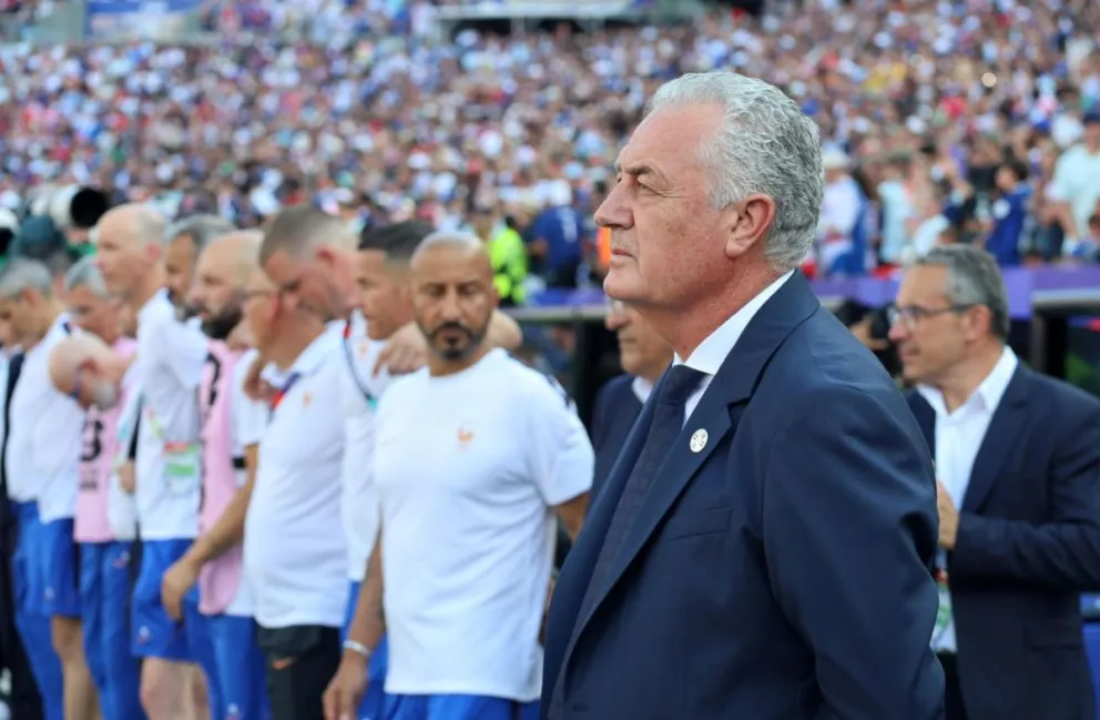Gustavo Alfaro durante el partido que Paraguay perdió con Francia por octavos de final. Foto: EFE
