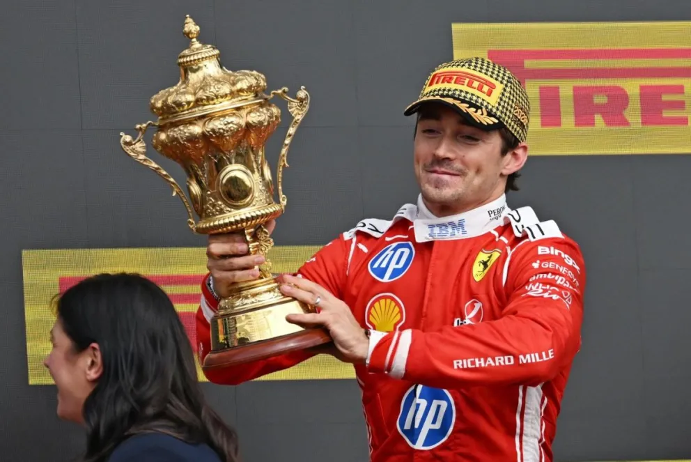 El monegasco Charles Leclerc (Ferrari), con el trofeo en sus manos, celebra su triunfo en el GP de Gran Bretaña. Foto: EFE