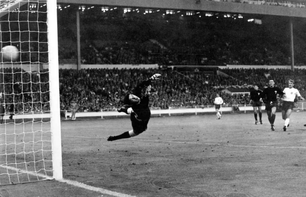 Uno de los goles de Inglaterra a los aztecas en el certamen de 1966. Foto: FIFA