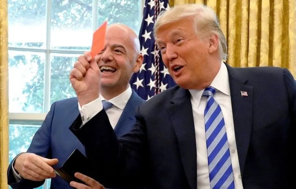 Trump e Infantino bromean en una foto de archivo con la tarjeta roja. Foto: Olé