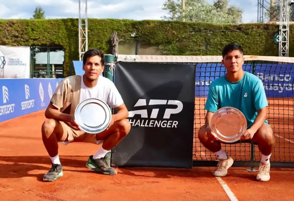Federico Zeballos (izq.) y Matías Soto muestran sus trofeos tras coronarse campeones. Crédito: Challenger de Quito