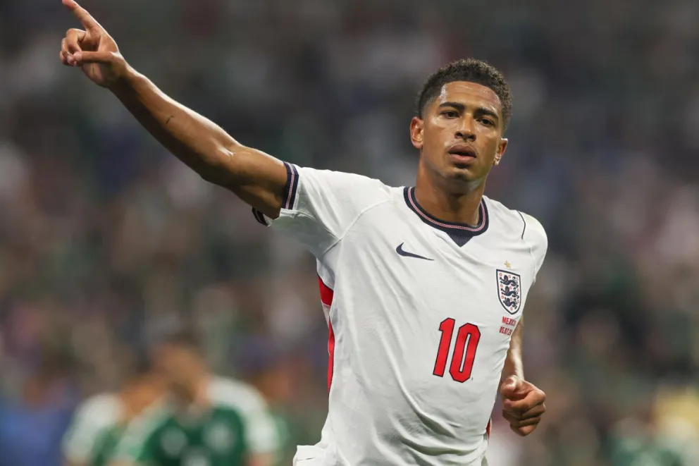 Jude Bellingham festeja uno de los dos goles que le marcó a México en el Azteca. Foto: EFE