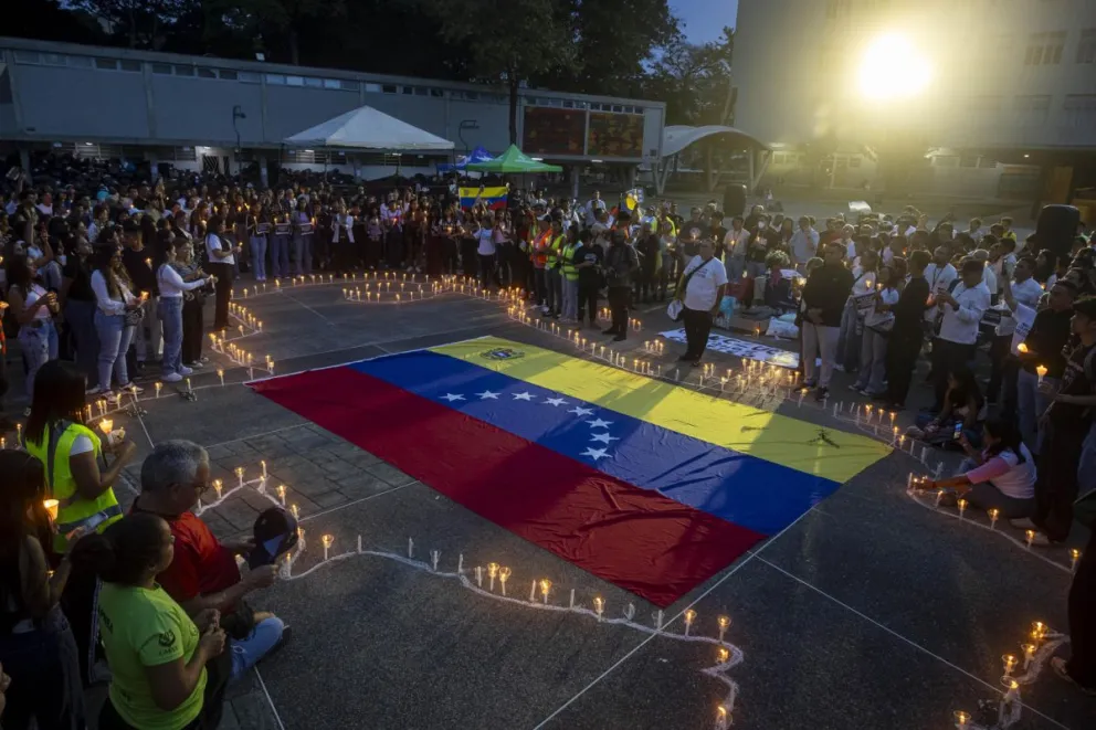 Un grupo de personas participa en una vigilia en honor las victimas de los terremotos este domingo, en Caracas (Venezuela). Foto: EFE/ Miguel Gutiérrez