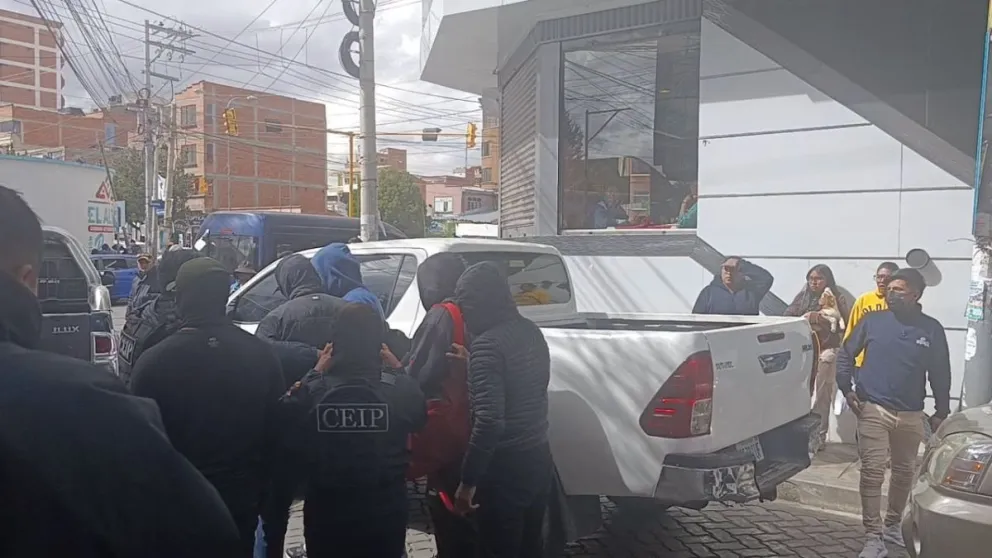 El momento de la aprehensión de Vicente Salazar. Foto: Ministerio de Gobierno