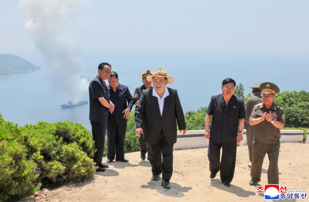 El líder norcoreano, Kim Jong-un, supervisando el lanzamiento de un misil de crucero desde el navío de guerra Kang Kon. Foto: EFE 