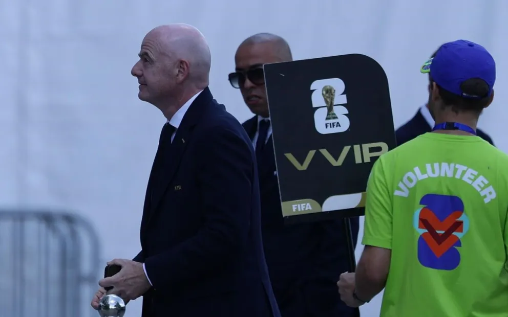 Gianni Infantino, el presidente de la FIFA, accede al área VIP en uno de los partidos de la Copa. Foto: EFE