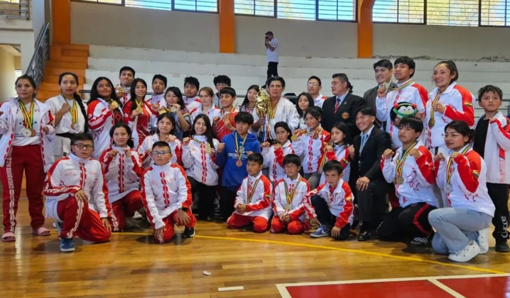 Los capitalinos con su trofeo de campeones. Foto: Feboka.