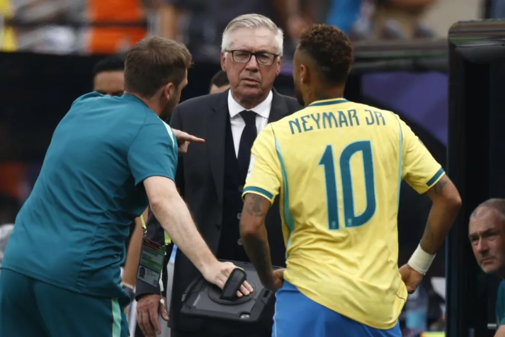 Ancelotti (centro) y Neymar, durante el partido los octavos de final ante Noruega. Foto: EFE.