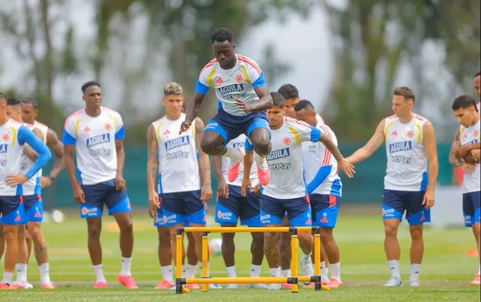 El defensor Dávinson Sánchez (centro) comanda el trabajo de la selección de su país antes de enfrentarse a Suiza. Foto: EFE