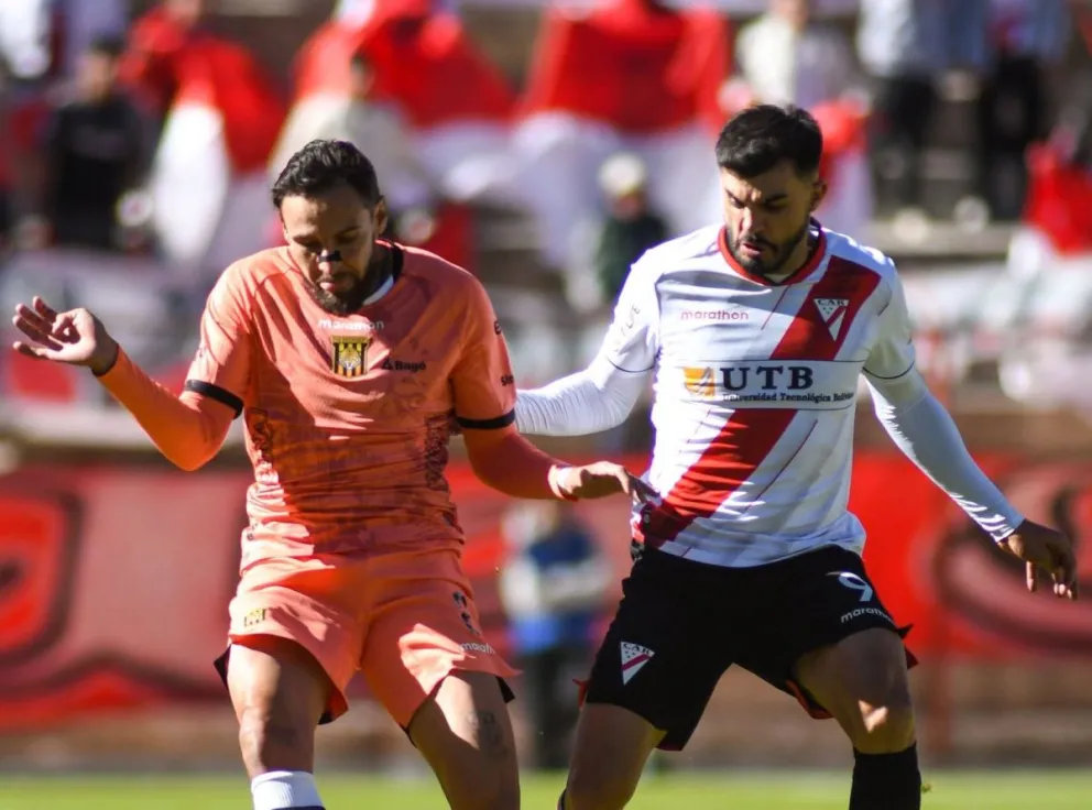 Una incidencia del choque que los atigrados ganaron a los millonarios en El Alto: Foto: CAR