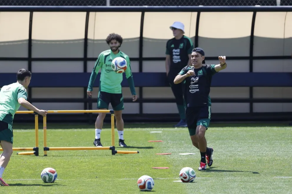Rafa Márquez (d), durante el entrenamiento celebrado con los aztecas como asistente técnico, ahora será el DT. Foto: EFE