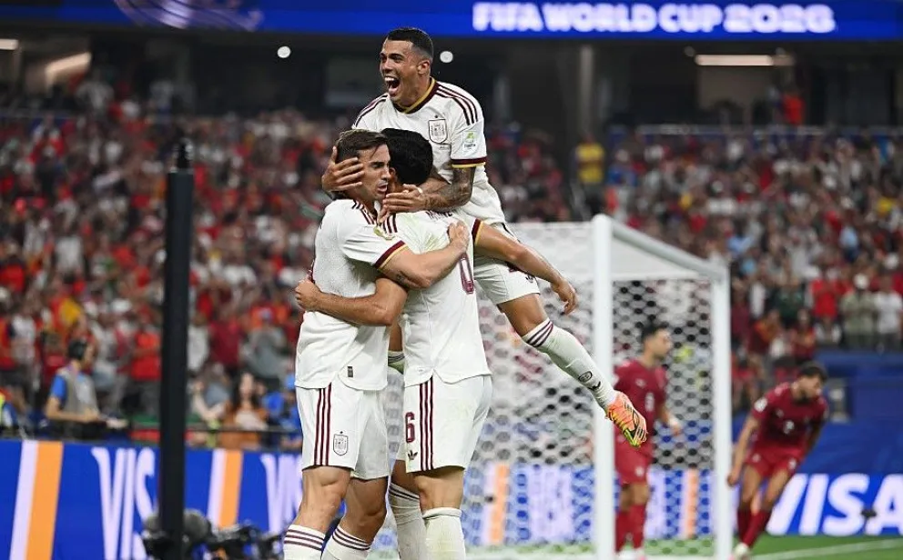 Mikel Merino es felictado por sus compañeros después de anotar el tanto de la victoria de Portugal. Foto: FIFA