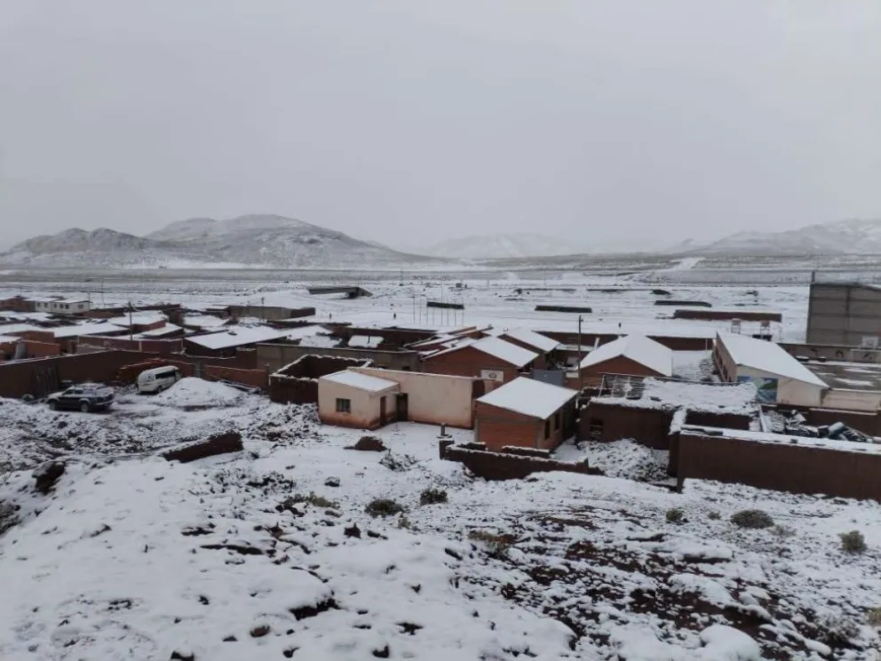 El municipio de San Pablo de Lípez, del departamento de Potosí, amaneció el sábado cubierto por una intensa nevada. Foto: El Potosí