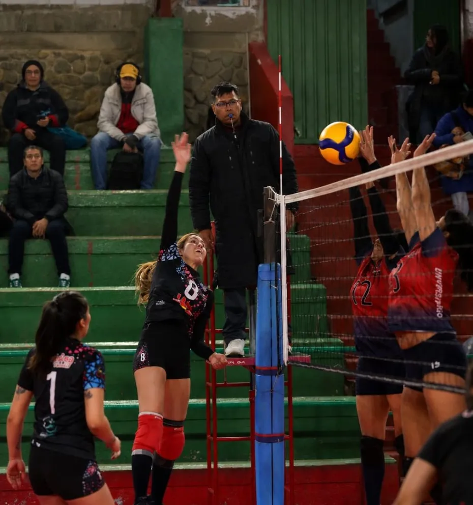 Foto del partido entre América (de azul) y Universitario en La Paz. Foto: FBV.