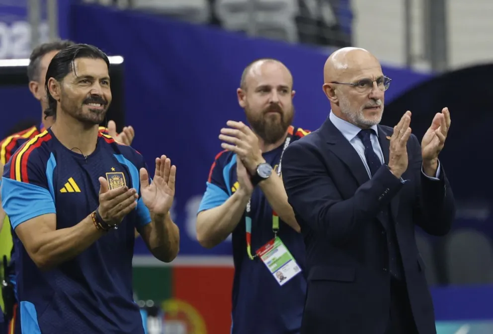 Luis de la Fuente (der.), el DT de España, celebra este lunes el triunfo de su equipo sobre Portugal. Foto: EFE