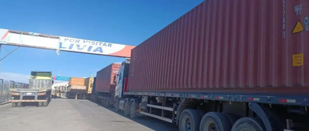 Largas filas de vehículos en el Complejo Fronterizo Colchane-Pisiga. Foto: ABI 