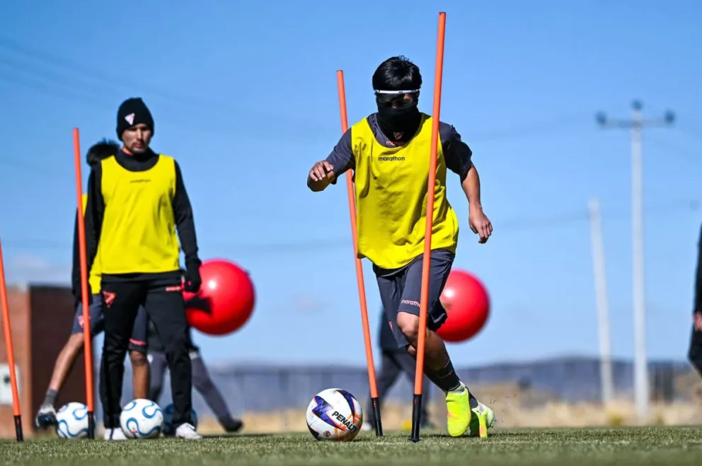 El club de la banda roja durante su entrenamiento. Foto: Club Always Ready.