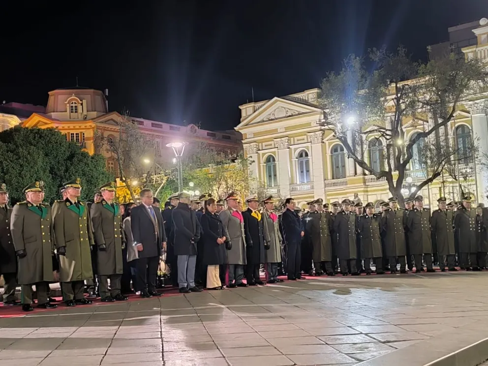 La Policía Boliviana inició este lunes las actividades conmemorativas por sus 200 años de creación con un desfile de teas en la plaza Murillo, en la ciudad de La Paz. Foto: Visión 360