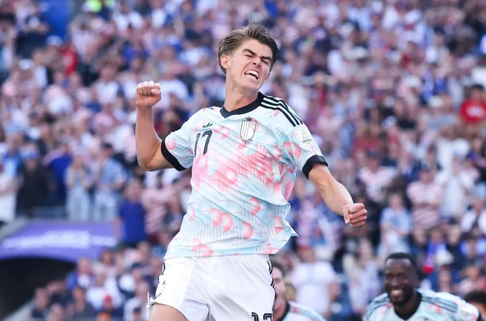 Charles De Ketelaere celebra el segundo gol  del compromiso. Foto: BR