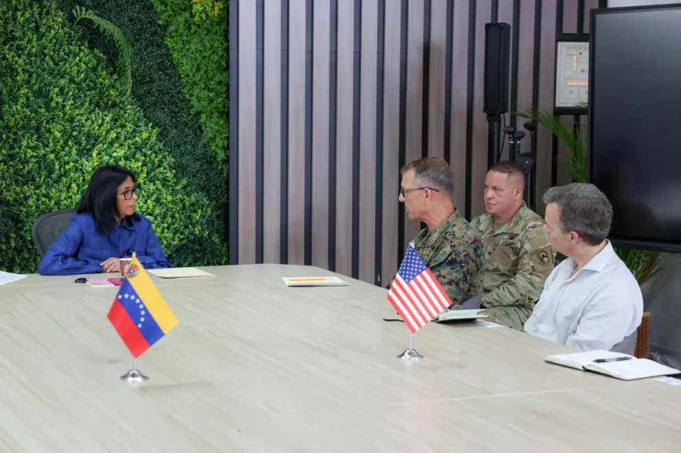 La presidenta encargada de Venezuela, Delcy Rodríguez (i), reunida con el jefe del Comando Sur de EE.UU., Francis Donovan (c), este lunes, para coordinar la cooperación de cara a la reconstrucción de su país tras los terremotos. Foto: EFE