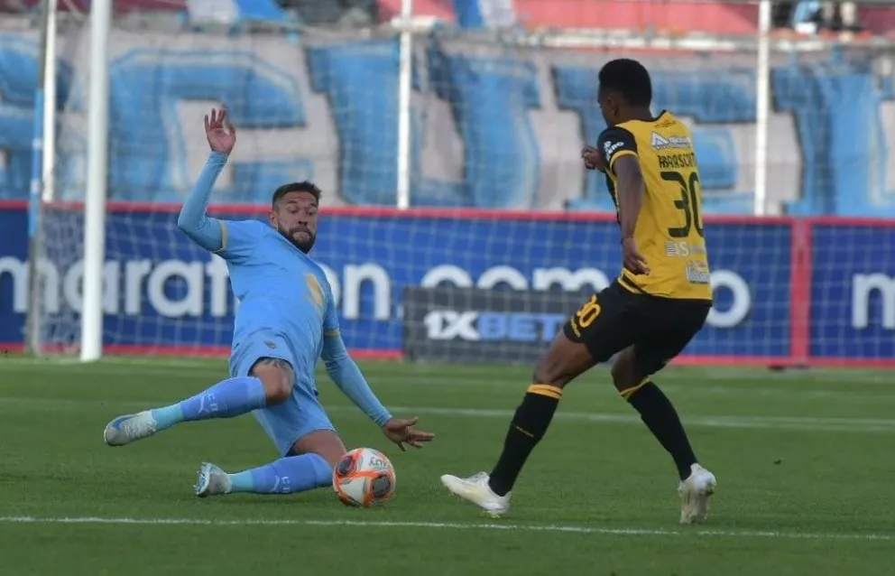 Miguel Torrén (izq.) de Bolívar y Jaime Arrascaita disputan un balón en el clásico del domingo 30 de noviembre de 2025. Foto: APG