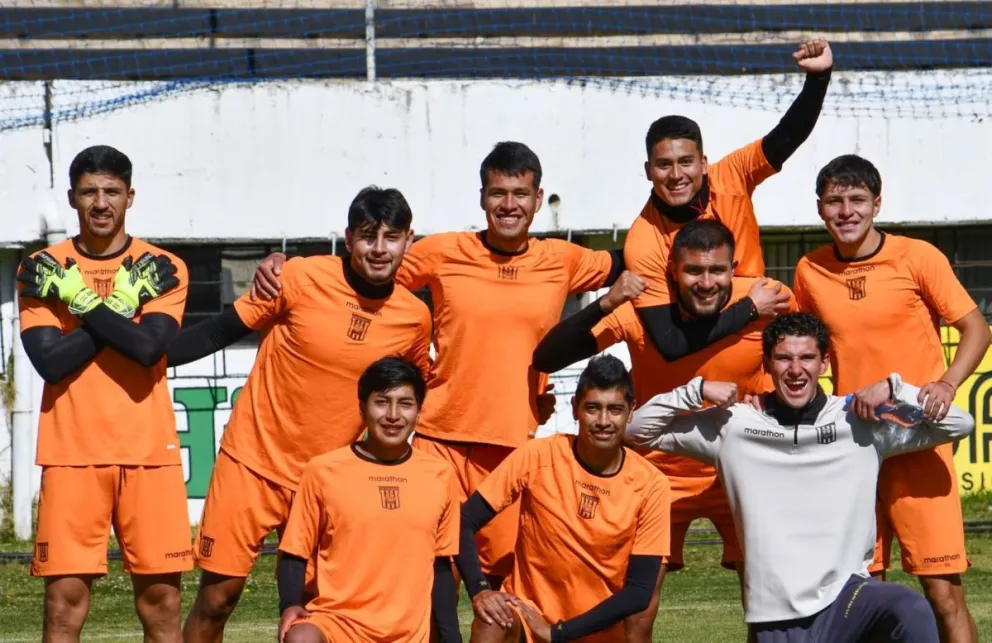 La felicidad de los jugadores del Tigre a la conclusión de un entrenamiento en Achumani. Foto: Club The Strongest