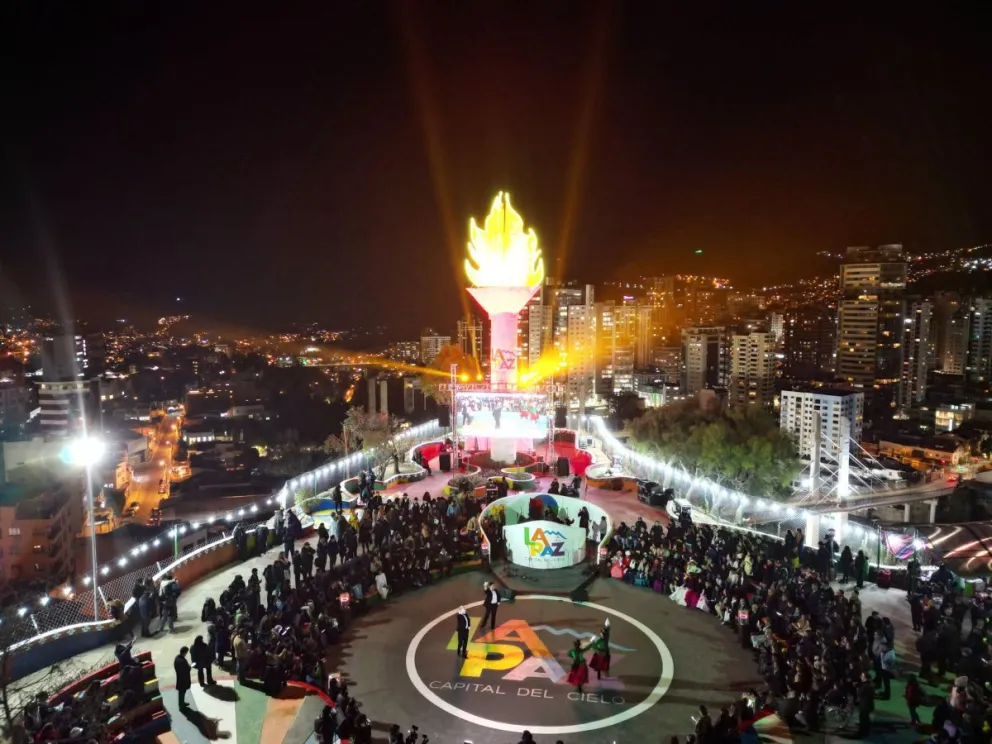 El acto de encendido de la Tea, por las actividades de las fiestas julias. Foto: Alcaldía de La Paz 