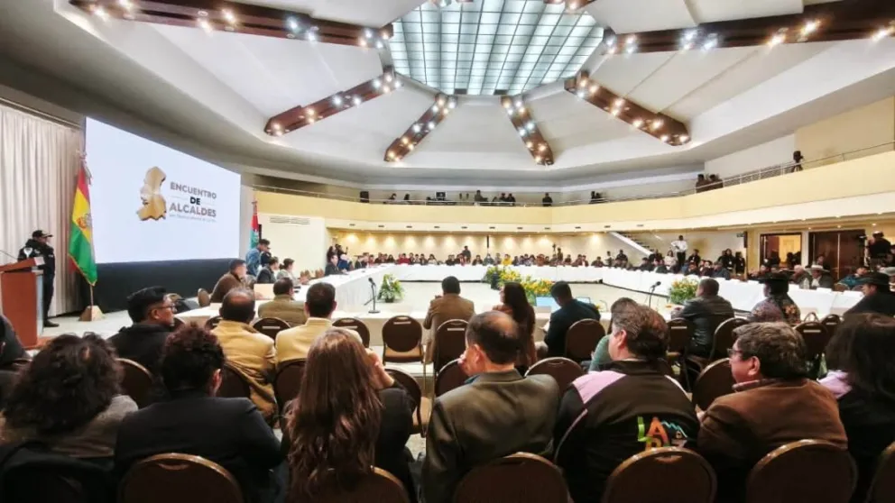 El viceministro de Autonomías, Adrián Oliva, en reunión con alcaldes del departamento de La Paz. Foto: Viceministerio de Autonomías