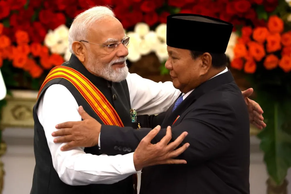 El primer ministro de la India, Narendra Modi (izquierda), saluda al presidente de Indonesia, Prabowo Subianto (derecha). Foto: EFE 