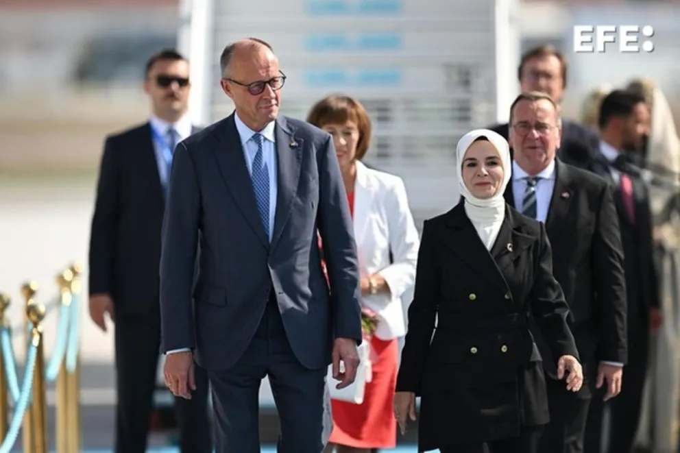 El canciller alemán Friedrich Merz (izquierda), su esposa Charlotte Merz (centro) y el ministro alemán de Defensa Boris Pistorius (derecha) son recibidos por la ministra turca de Familia y Servicios Sociales, Mahinur Ozdemir Goktas. Foto: EFE 