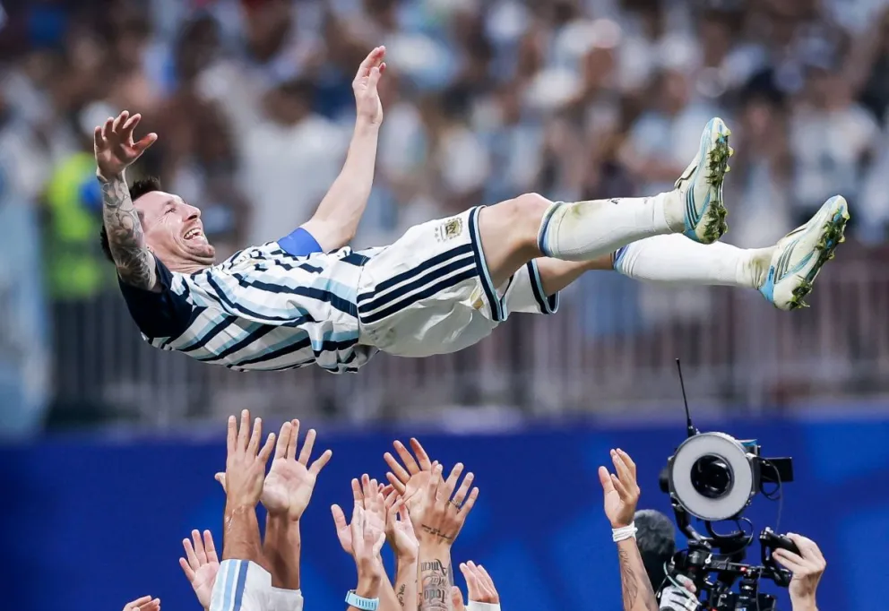 Messi por los aires, impulsado por sus compañeros de equipo. Foto: BR