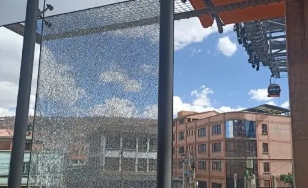 Una estación de la Línea Naranja del Teleférico fue atacada por manifestantes, el lunes 18 de mayo. Foto: Mi Teleférico