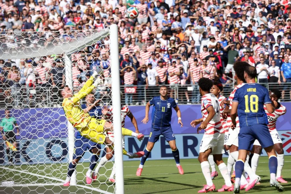El portero Matt Freese de EE. UU. (de amarillo) en acción durante el partido de la Copa Mundial FIFA 2026. Foto. EFE