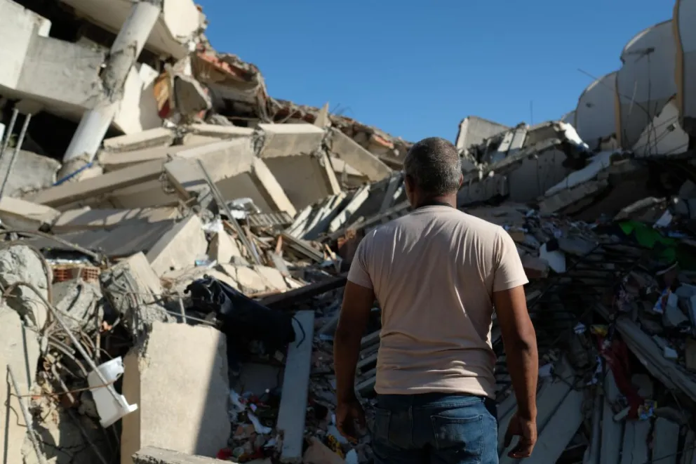 Una persona observa los escombros del edificio Tahiti luego del doble terremoto de 7,2 y 7,5, del pasado 24 de Junio, este martes en La Guaira (Venezuela). Foto: EFE